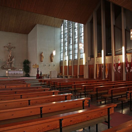 Die Pfarrkirche Sankt Bartholomäus in Motten wird ab Herbst 2019 teilweise rück- und neu aufgebaut. Der alte Kirchenraum mit seinen 448 Sitzplätzen war viel zu groß geworden und lässt sich nur schlecht heizen.
