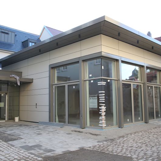 Das neue Pfarrzentrum Sankt Andreas in Ochsenfurt steht kurz vor der Fertigstellung. Hinter der Glasfront befindet sich der neue Pfarrsaal.