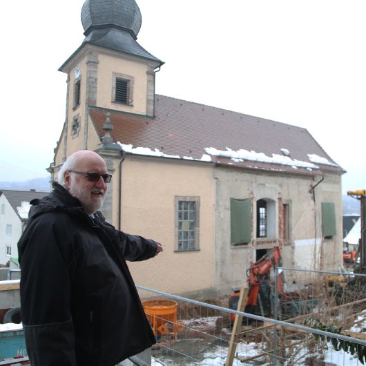 Dekan Stephan Hartmann zeigt, wo Sakristei und Seitenschiff angebaut werden.
