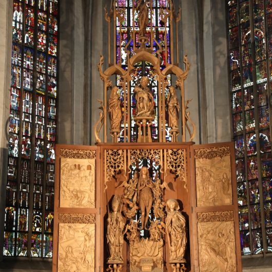 Der Riemenschneideraltar in der Pfarrkirche Maria Magdalena in Münnerstadt ist vielen bekannt. Kunsthistorisch mindestens so bedeutend sind aber die Glasfenster im Chorraum dahinter. 