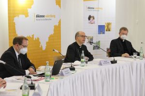 BIschof Dr. Franz Jung (Mitte) rief Betroffene sexuellen Missbrauchs aus dem Bistum auf, sich im künftigen Betroffenenbeirat zu engagieren.