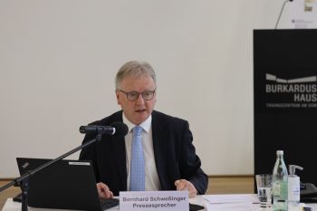 Pressesprecher Bernhard Schweßinger moderierte die Pressekonferenz des Bistums Würzburg.
