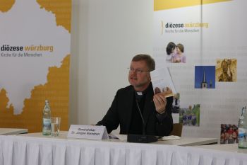 Nähere Informationen zur Kategorisierung kirchlicher Immobilien gibt eine Broschüre, die Generalvikar Dr. Jürgen Vorndran vorstellte.
