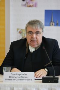 Domkapitular Clemens Bieber, Vorsitzender des Diözesan-Caritasverbands Würzburg, erklärte, der Fachkräftemangel betreffe vor allem sozialen Bereich.
