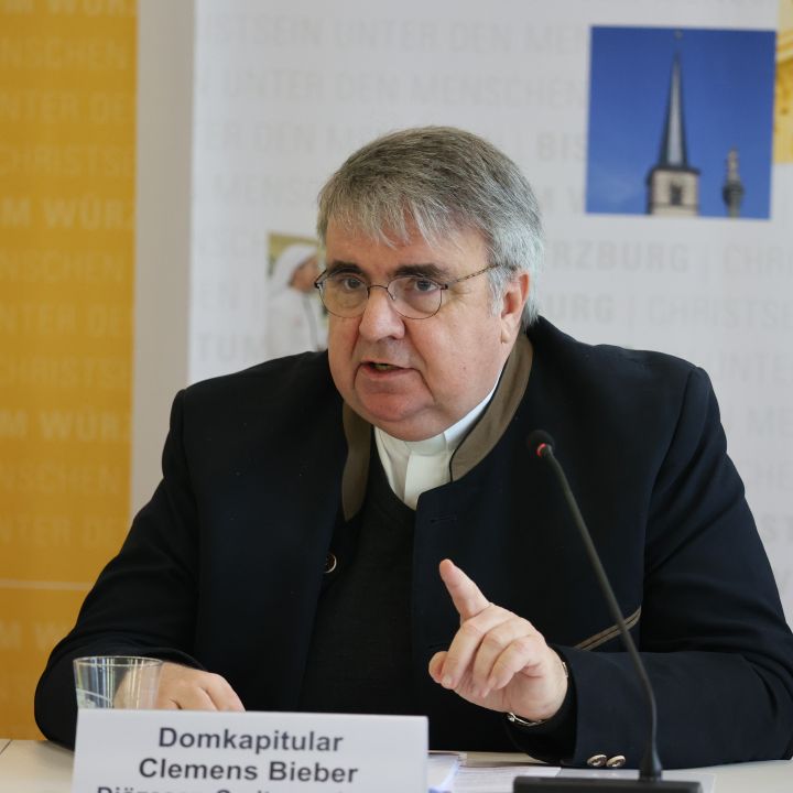 Domkapitular Clemens Bieber, Vorsitzender des Diözesan-Caritasverbands Würzburg, erklärte, der Fachkräftemangel betreffe vor allem sozialen Bereich.