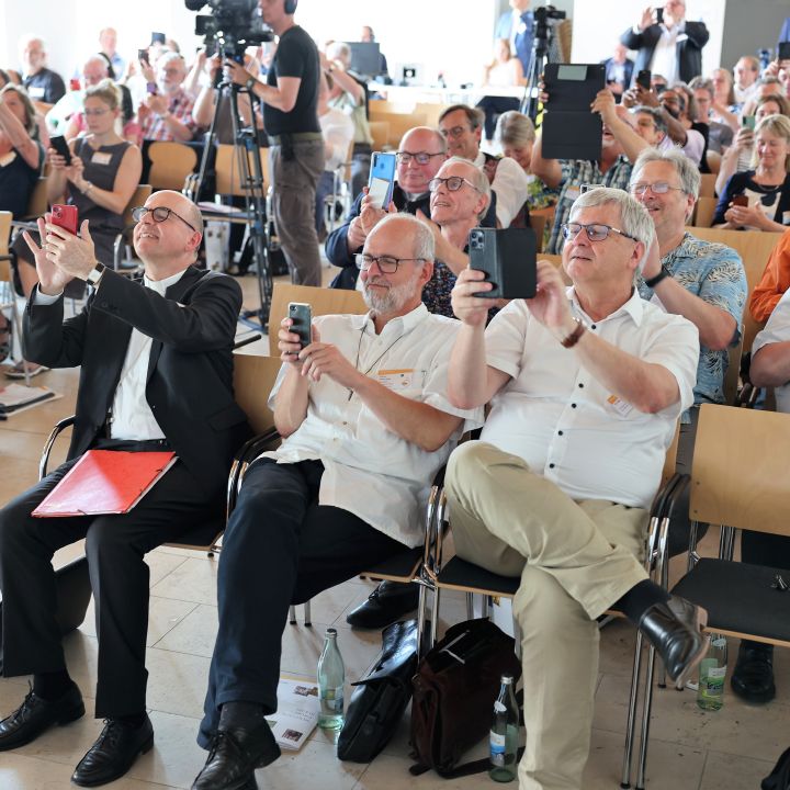 Das Diözesanforum hat am Samstag, 17. Juni 2023, im Würzburger Burkardushaus ein Votum für die Leitlinien zur Entwicklung der Strategischen Ziele via QR-Code abgegeben. Nach abschließenden Beratungen im Diözesanpastoralrat hat Bischof Dr. Franz Jung die Leitlinien am Donnerstag, 20. Juli 2023, angenommen und unterzeichnet. 